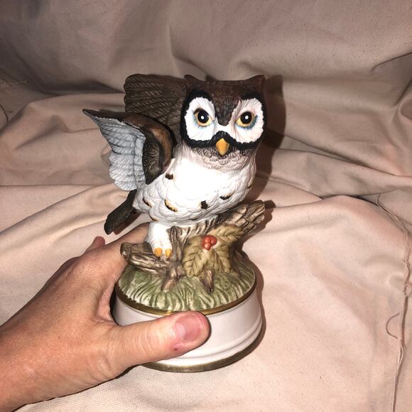 Vintage Owl Music Box Figurine Plays Some Enchanted Evening - Picture 2 of 7
